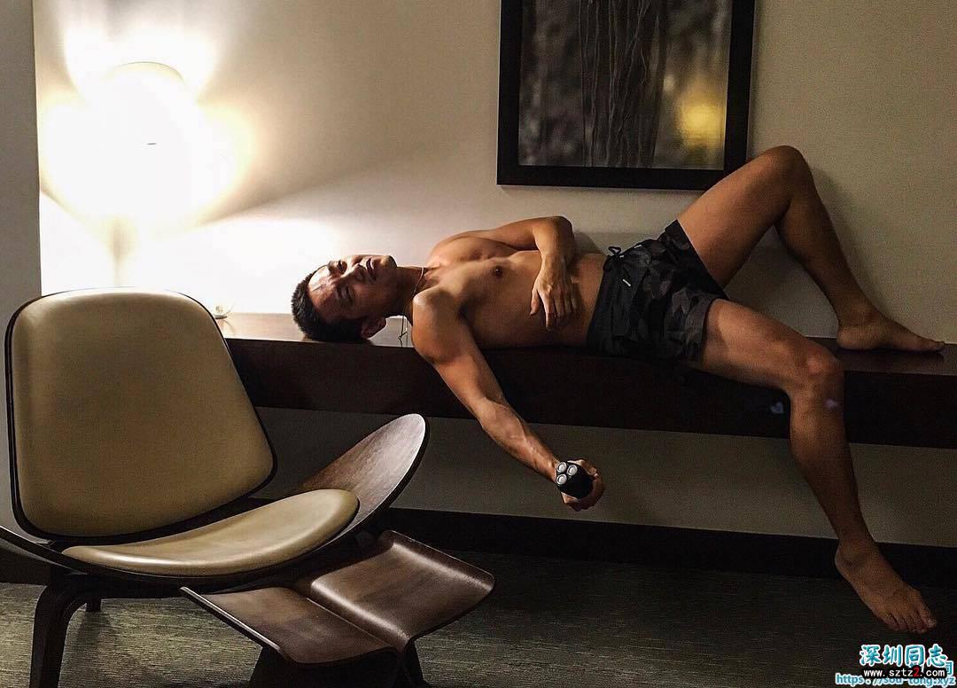 有型帅哥卧室写真