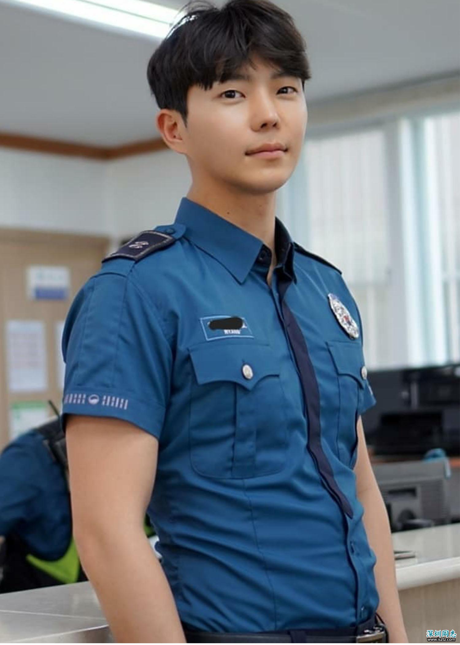 韩国的警察肌肉帅哥，穿警服清秀，脱衣有肉
