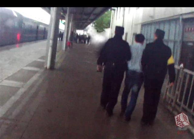 中年男子半夜摸醒另一名男旅客，被铁路警方拘留