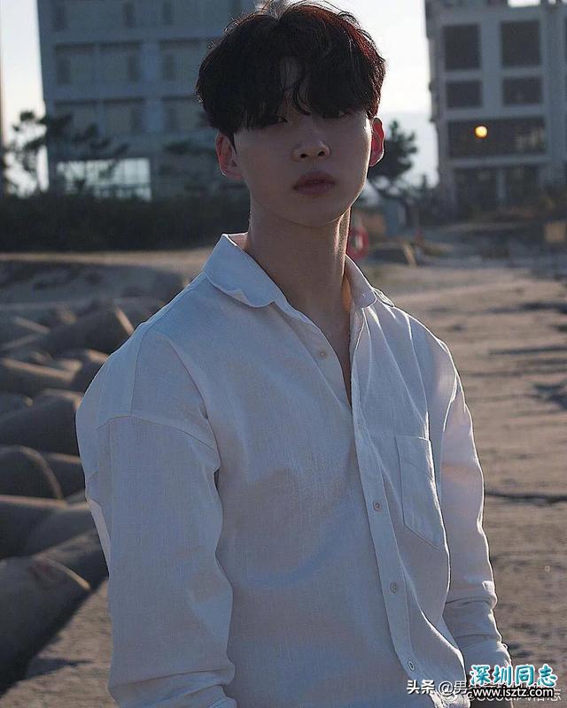 韩国模特兼演员金江珉，身穿白衬衫的干净大男孩