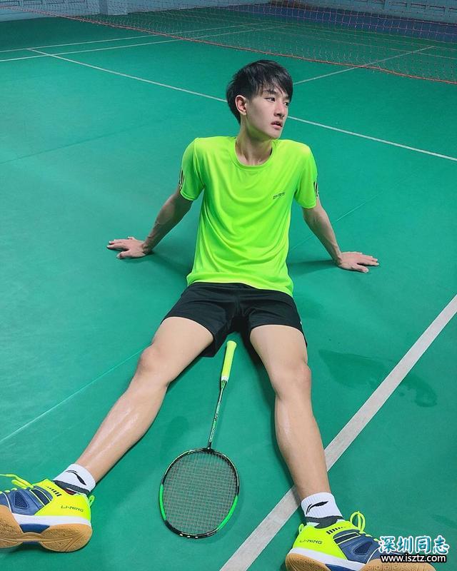 爱打羽毛球，身材修长的薄肌泰国小生