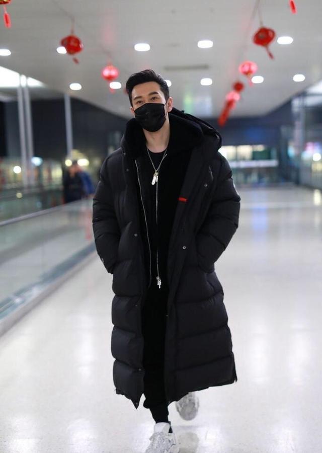 42岁黄晓明穿羽绒服现身机场，一身黑造型，十分帅气潇洒